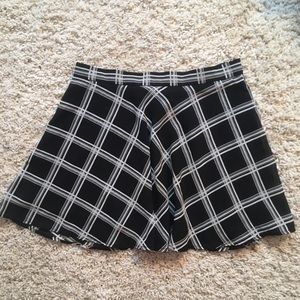 Flowy black and white dress with back zipper